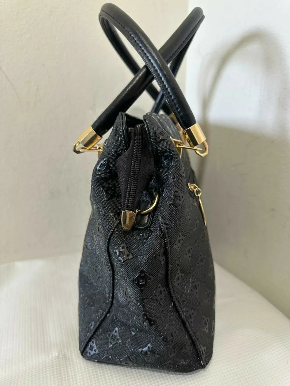 Black PU Leather Purse Handbag w/ Goldtone Hardware & Charm